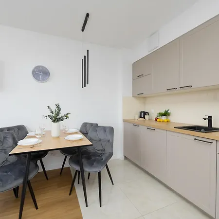 Ursynów With Desk&balcony By Renters Apartament *