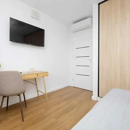 Ursynow With Desk & Balcony By Renters 바르샤바