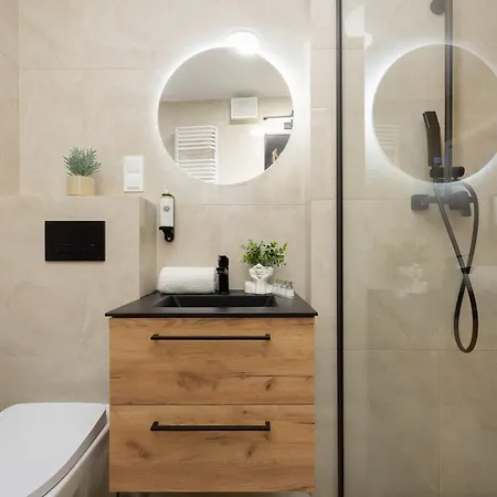 Ursynow With Desk & Balcony By Renters Appartement