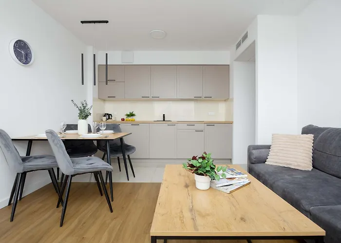 公寓 Ursynow With Desk & Balcony By Renters 华沙